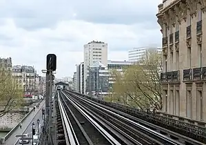 La ligne de métro no&nbsp;6 franchissant la Seine sur le pont de Bir-Hakeim.