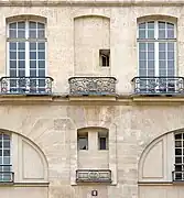 No&nbsp;8, ferronneries du 2e étage évoquant l'orme Saint-Gervais.