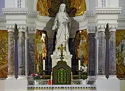 Chapelle du Sacré-Cœur de Jésus (haut).