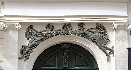 No&nbsp;3 : détail décoratif au-dessus de la même entrée.