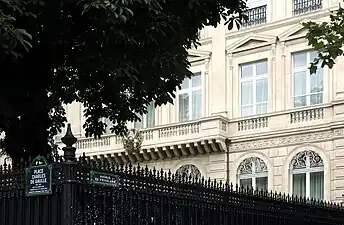 No&nbsp;44 à l'angle de la place Charles-de-Gaulle.