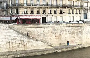 Le quai aménagé en contrebas de la digue.