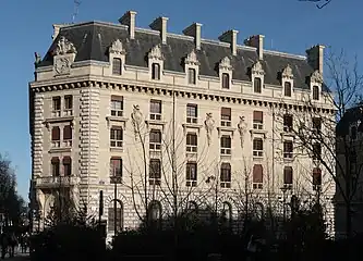 Caserne des Célestins à l'angle de la rue et du boulevard Henri-IV.