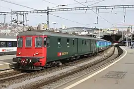 Rame réversible de voitures type II avec un fourgon-pilote en tête.