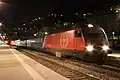 Une locomotive CFF Re 460 054-0 tractant l'EuroNight 311 "Luna" Genève-Aéroport - Roma Termini en 2009, supprimé depuis la prise de la photo.
