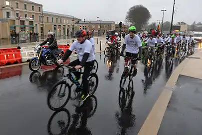 Départ de la course devant la gare.