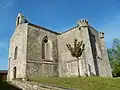 L'église de Saint-Séverin-sur-Boutonne. Les vestiges de deux échauguettes y sont encore visibles.