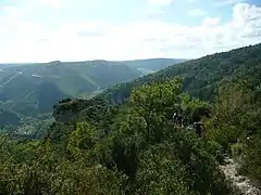 En arrière la fin de la partie difficile de la montée du Cade, sur le versant du Bois Mégie.