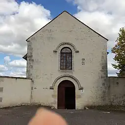 Façade avec portail et statuette.