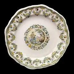 Assiette avec médaillon décoré d’Apollon et Marsyas.