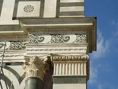 La voile Rucellai dans la frise.