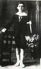 Photo de portrait en pied de Juan Manuel Fangio, en 1920, à 9&nbsp;ans.