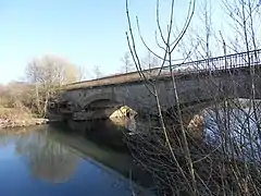 FaverneyLe pont ferroviaire sur la Lanterne. 47°&nbsp;45′&nbsp;54,1″&nbsp;N, 6°&nbsp;06′&nbsp;27,39″&nbsp;E