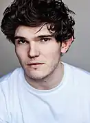 Fra Fee&nbsp;(en) dans le rôle de Kazi