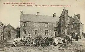Carte postale ancienne en noir et blanc représentant un groupe d'animaux et de personnes assises sur des troncs d'arbres, au fond un grand bâtiment.