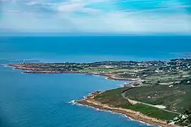 Vue aérienne de deux pointes s'avançant dans la mer. La première, sur la gauche est couverte de champs tandis que la première est couverte de landes.