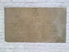 Plaque commémorative au corps médical anglais. (Apposée en 1981)