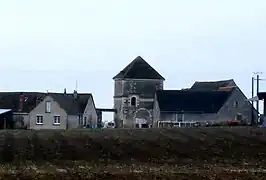 vue d'un corps de ferme flanqué d'une tour quadrangulaire