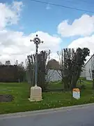 Calvaire au bord de la D 587 en direction de Dompierre.
