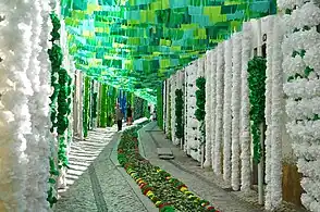 Rue décorée pour la  fête des Tabuleiros (pt).