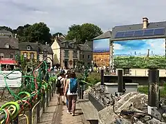 Le Festival Photo La Gacilly attire jusqu'à 350&nbsp;000&nbsp;visiteurs de juin à septembre.