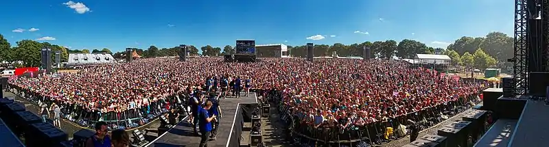 foule de spectateurs d'un festival, pris depuis la scène d'un concert.