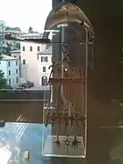 Fibule en bronze laminé et pendeloque.