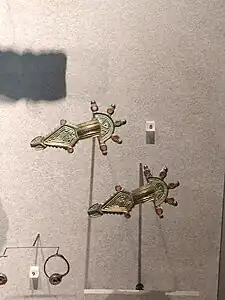 Fibule ansée digitée, VIe&nbsp;siècle, Val-des-Marais.