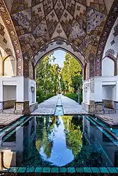 bassin rectangulaire, a sa sortie petit canal rectiligne.