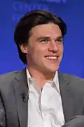 Finn Wittrock interprète Edmund.
