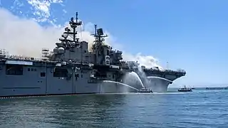 Bateaux-pompes luttant contre l'incendie du USS&nbsp;Bonhomme Richard&nbsp;(LHD-6) le 12 janvier 2020.