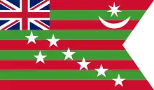 drapeau à lignes rouges et vertes horizontales, parsemé d'étoiles, dans le coin haut gauche, un drapeau britannique ; dans le coin haut droit un croissant de lune.