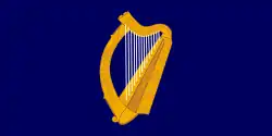 Le drapeau de la présidence de l'Irlande (héritage du drapeau de l'Irlande au XVIe&nbsp;siècle)