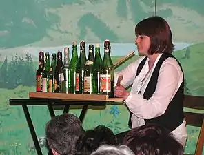 L'invention du piano à bouteilles (allemand : Flaschenklavier) est revendiquée par Toni Bürgler (Musiker)&nbsp;(de). Cet instrument est parfois enployé dans la musique d'Illgau