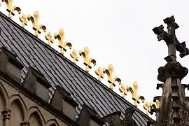 Fleur de Lys sur la toiture de la cathédrale.