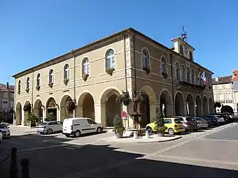 La halle-hôtel de ville en 2018...