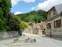 Vue d'un carrefour routier avec quelques maisons aux alentours.