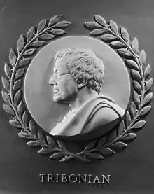 Sculpture représentant le profil d'un homme