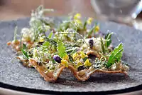 Toast avec caviar de turbot et poussière de vinaigre.