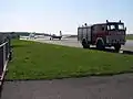 Système de ravitaillement en carburant (à gauche), pompiers de l'aérodrome (á droite)