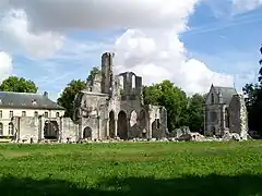 Ancienne abbaye de Chaalis : la ruine de l'église abbatiale, avec des vestiges du chœur, le transept nord et une tourelle ; à droite, la chapelle de l'abbé, lourdement modifiée au XVIe&nbsp;siècle.