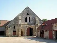 La grange de Fourcheret, écart de La Fontaine-Chaalis ; ancienne grange monastique de l'abbaye de Chaalis, datant du début du XIIIe&nbsp;siècle, rénovée au XVIIIe&nbsp;siècle. Pignon sud sur la cour.