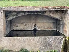 Fontaine datant de 1931, route de la Roche