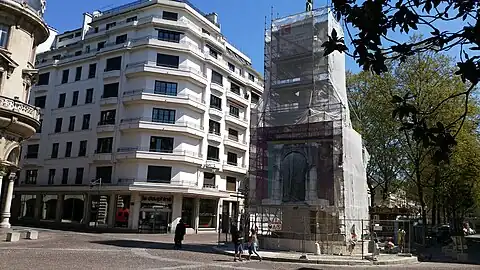 Tenture mentionnant «&nbsp;pour la première fois il nous le montre&nbsp;» sur l'échafaudage.