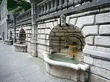 Les trois fontaines caveaux, rue Montorge