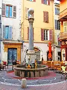 Fontaine et colonne romaine, rue Georges-Clemenceau.