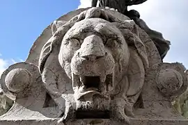 Détail de l'ornement d'une vasque.