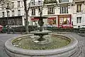 Fontaine sur la place.
