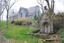 La fontaine en contrebas de la chapelle.