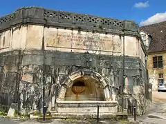 Château d'eau de la source d'Arcier, ou réservoir de Saint-Jean, voisin du square Castan.
